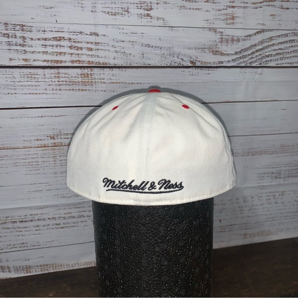 Chicago Bulls Mitchell & Ness Embroidered Fitted 7 5/8 Hat Cap - Picture 4 of 12
